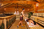 Wenik-Zeremonie in der russischen Banja(©Foto: Therme Erding)